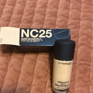MAC Cosmetics Studio Fix Fluid SPF 15 Foundation - NC25